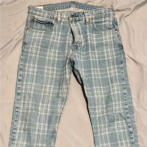Levi’s cotton jeans in a washed plaid.